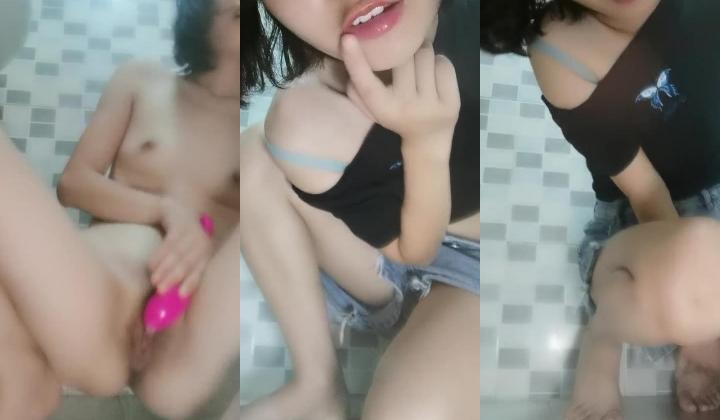 【18岁的大一学妹】大二医学院校花 清纯大眼萌妹 看着毛还没长齐呢 小小年纪就会用跳蛋自慰 粉嫩
