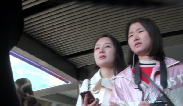 街头CD再现疑似不穿内裤的极品御姐 JK少女街头扭屁股[