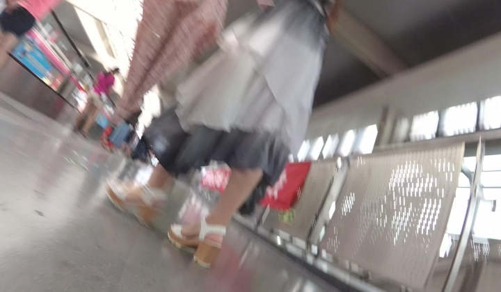 北京地铁商圈CD系列2，掀裙被小姐姐发现差点被打手，大神不怕还继续拍