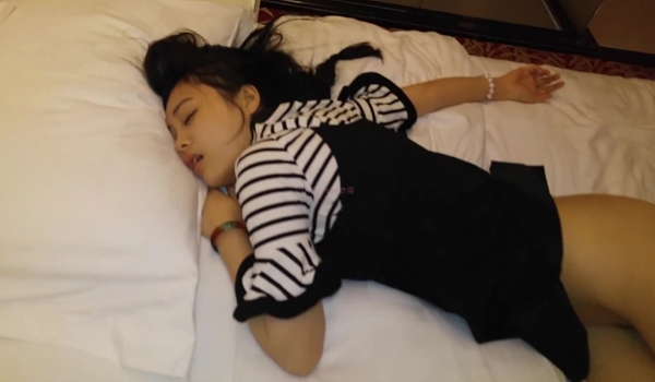 【经典MJ】迷翻一同出差的美女同事 ️全套玩弄还剪下一撮穴毛留做纪念