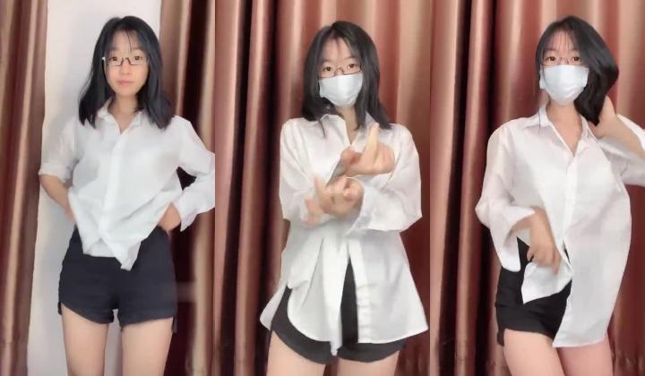 新人露脸，19岁，大二眼镜学生妹下海，【夏天的童话】，看着羞涩稚嫩，这柔密的阴毛