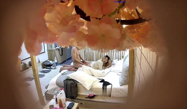 酒店樱花房偷拍 ️穿上汉服自拍男友把持不住后入超级兴奋
