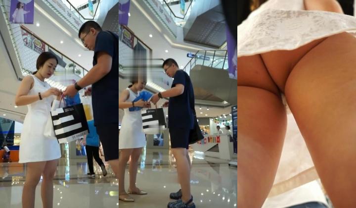 商城偷窥骚不可耐绝美少妇裙底,肥硕的蜜桃臀把镂空丁字裤夹到阴沟里了