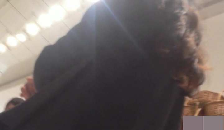 经典盗摄视讯：商超妆容品专区偷录美女裙底风光-超清