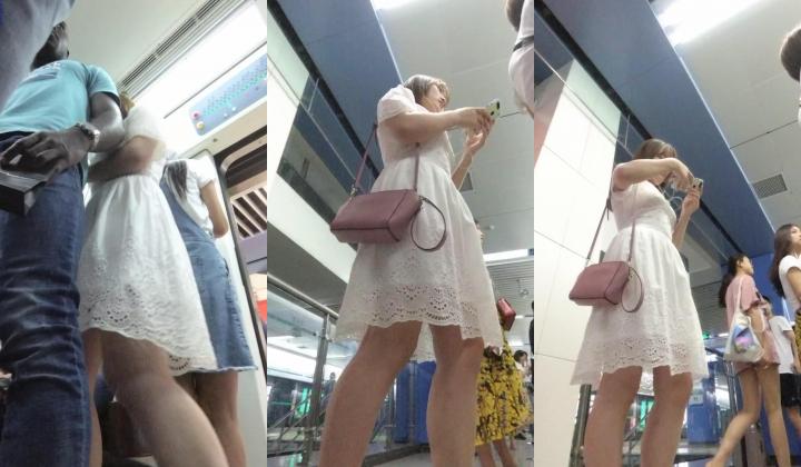 【最新 ️极品 ️抄底】超高质量机场地铁抄底③ ️惊现无内小美女 白嫩丰臀太紧致内内夹逼缝里了