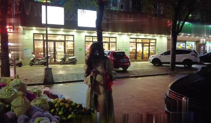 天花板露出狂人大胆御姐【cikaimoon】，闹市区公园，大白天各种人前露出，屌炸天