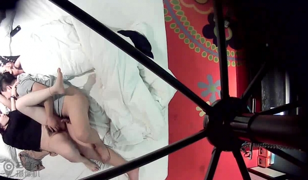 主题酒店偷拍-逼毛旺盛的小少妇酒店和情人偷情,男的想射里面女的担心回去被发现不同意,最后只能射在逼毛上!