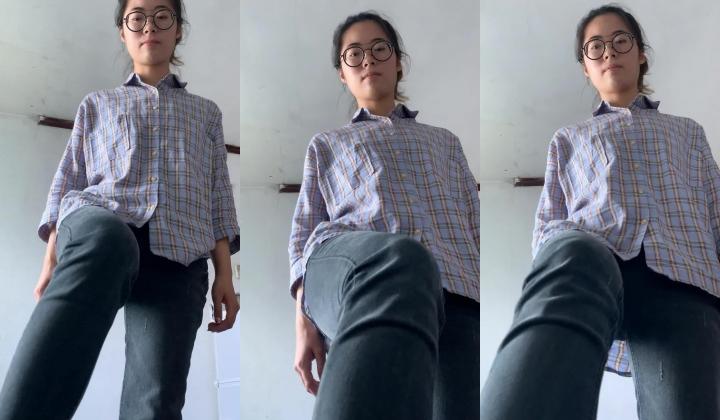 非常有气质的高颜值眼镜御姐美女和男友出租屋居家啪啪自拍，没想到清纯的外表下这么淫荡