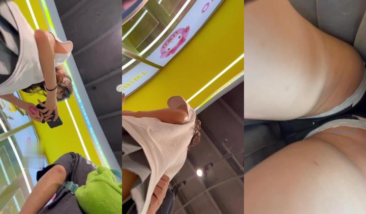 街拍抄底偷排短裙小美眉 真空出门 这黑穴一看就身经百战 屁股还一扭一扭的 光鲜亮丽的外表闷骚的本