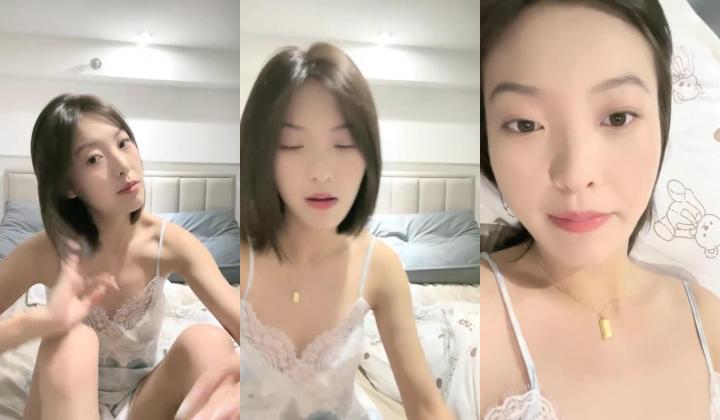 反差女神，【04年艺校学生】，商场买保险套，裹上跳蛋自慰，尿尿，清秀脸庞下这么骚，小逼逼一刻也不