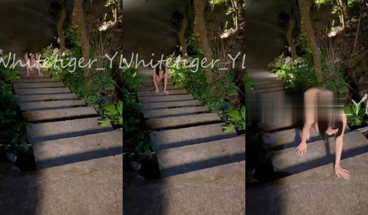 《重磅炸弹 无水首发》极品露脸反差清纯正妹！推特网红白虎_YL私拍~喝尿道具调教肛交3P户外露出