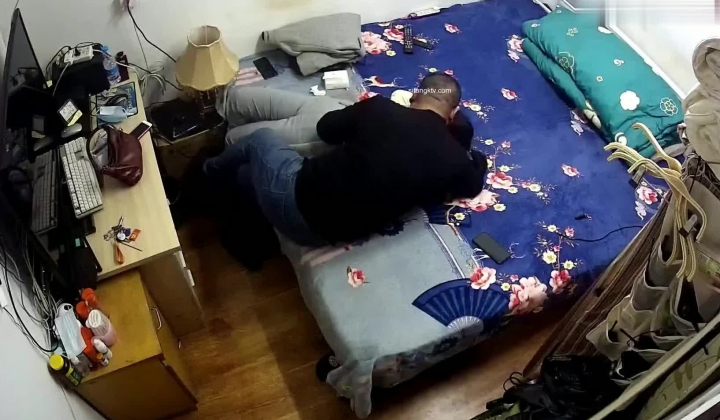 家庭摄像头破解入侵多角度真实偸拍，抽烟背纹烈女私生活曝光也是一个欲女，跟老公性爱还不满足，还总喜