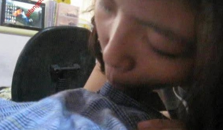 丰满巨乳小女友无比迷人与男友的私密生活