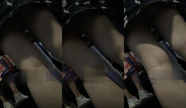 【经典CD】掀裙抄底大神【无人后继】126V完整合集[上]，就喜欢用手掀起小姐姐的短裙抄底