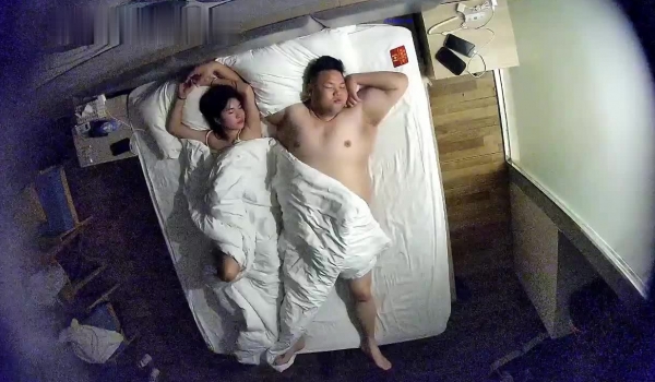 酒店偷拍 ️鲜花插在牛粪上极品学生妹和重量级肥猪男友鸡巴小的可怜