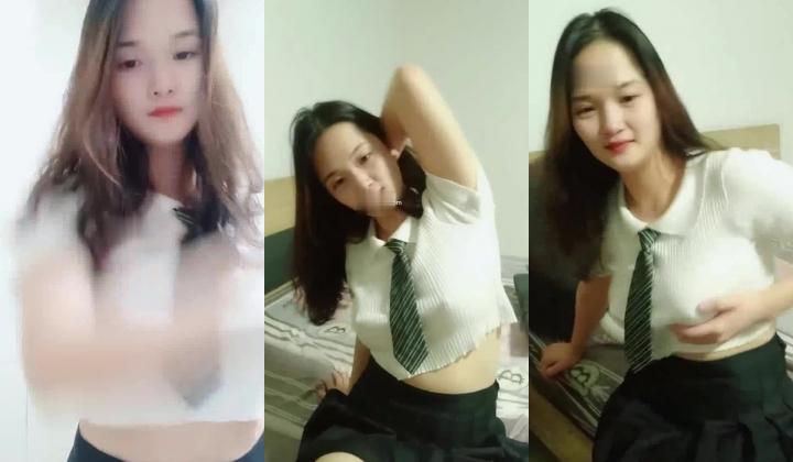 【大二学妹】 ️素颜美女~领带小围裙~约啪炮友~无套内射~两个挺拔大奶 ️太赞啦~爽死小哥！！