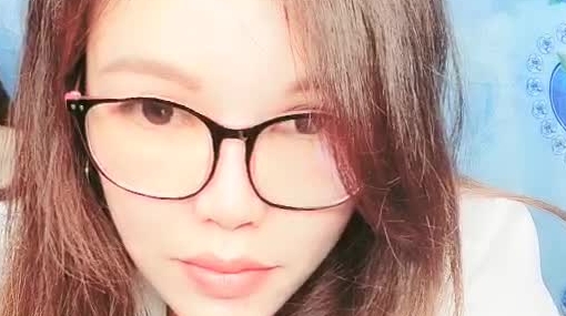 越南混血小姐姐的4P游戏，淫乱的房间玩弄两个小姐姐还很配合激情爆草，一起舔鸡巴看了秒硬不要错过