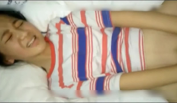 撩妹小青年旅店啪啪刚破处不久的美腿大一小妹妹说爸爸操我小逼刚进入就嗷嗷叫都哭了不停说疼对白淫荡
