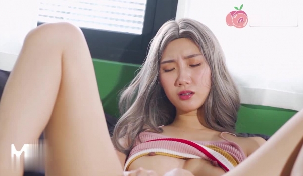 麻豆映画 女大学生春梦 春心荡漾的性幻想