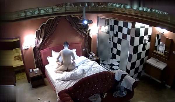 情趣酒店美式大床偷拍出差和女同事激情搞完一炮玩穴梅开二度穿上内衣干