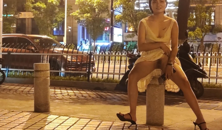 【重磅核弹】黄X顶级模特【琼月】户外露出，当街自慰，道具插穴，吹箫，操穴一条龙服务
