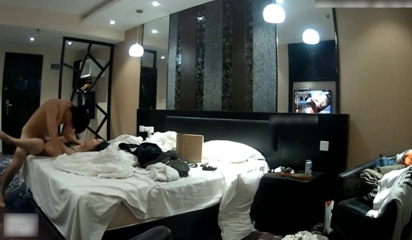 豪华酒店偷拍性感苗条的大长腿美女被迫穿上男友从网上买的黑丝情趣装,太性感被男的抱在床角猛操!