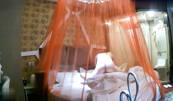 酒店偷拍装饰公司短裤美女和同事偷偷开房,刚开始不让碰,软磨硬泡还是上了她!