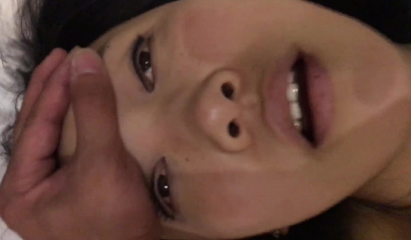 女友性感漂亮的小表妹聚餐时喝醉了带到酒店扒光衣服玩弄后准备操她时担心事后被发现只能射她脸上！