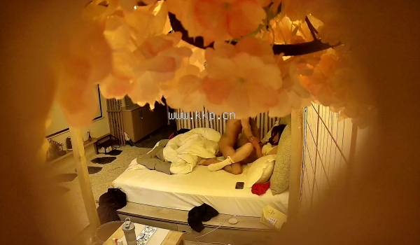 酒店偷拍 ️艺术系女孩提前到房间换上性感白袜弹着吉他等男友操