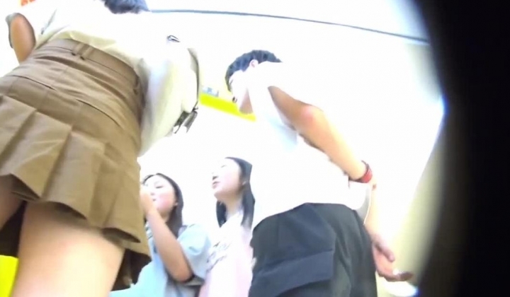 最新流出 裙底街拍大神苦行僧专业近距离偷拍原创