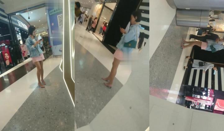 地铁站一路尾随跟踪偷拍 穿着开档丝袜不穿内裤的小美女