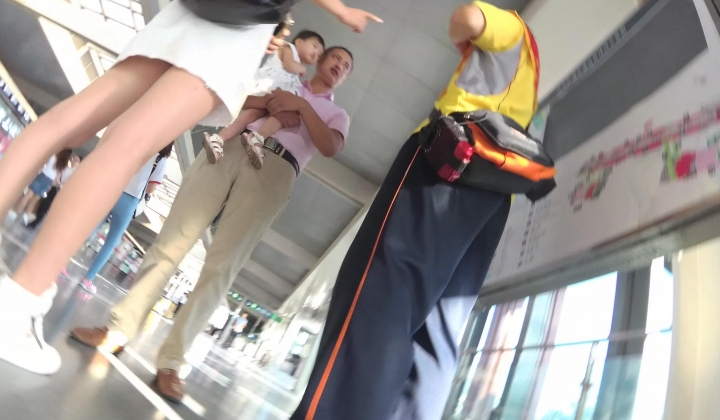 北京地铁商圈CD系列2，掀裙被小姐姐发现差点被打手，大神不怕还继续拍
