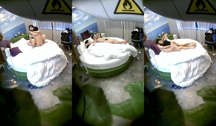 浪漫爱情海主题酒店直观欣赏数对关系复杂中青年男女约炮秃顶大叔艳福不浅约个性感美少妇人肉悬浮式猛干