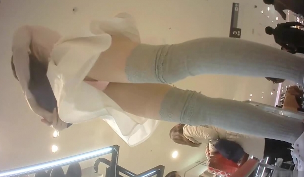 商场跟随TP极品看鞋美女裙底 小内内抱不住多跑出来了 胸罩大小咪咪也拍了下来