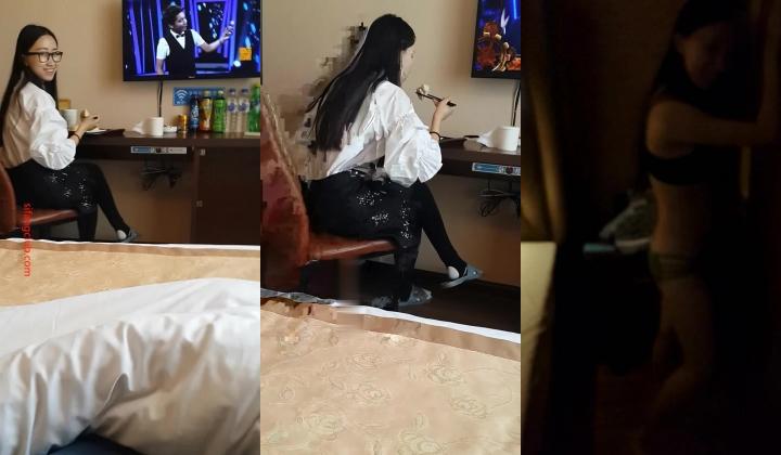 小情侣酒店开房自拍，妹子身材不错只穿内衣跳艳舞诱惑，女上位啪啪，全程国语对白淫荡1080P