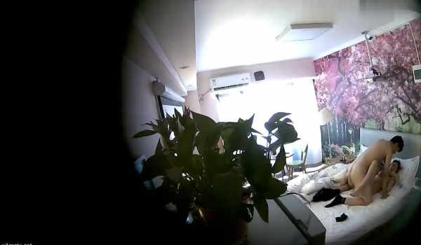 主题酒店樱花房偷拍眼镜男和模特身材美女开房过夜激情啪啪