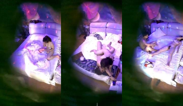 主题酒店霓虹灯房摄像头偷拍眼镜男和骚女情妇厮混激情中老婆来微信视频查岗直接拒接视频