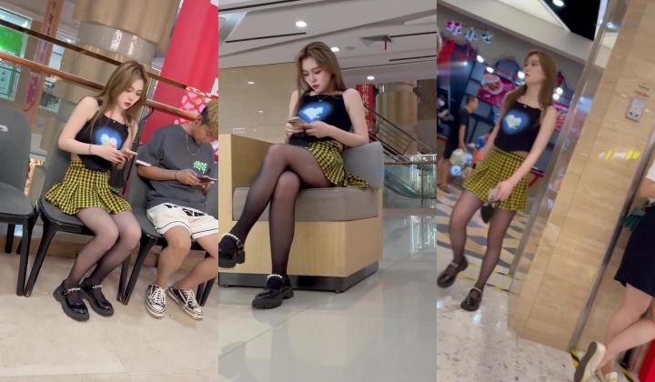 尾随偷拍两个美女裙底风光 ️极品黑丝无内美女.中途还换了一条骚黑丝+长裙靓女独自逛街玩手机无防备