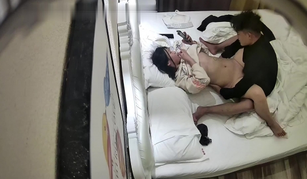 酒店偷拍 新片速递凌晨富姐夜店找鸭男边艹边打电话，口爆无套最后外射