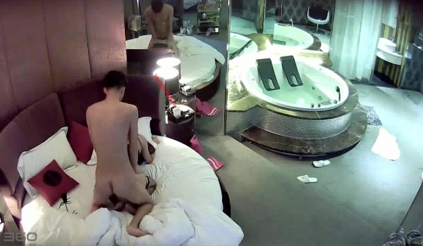 校花级性感大学美女被男友约到酒店后被迫穿上性感情趣服啪啪,床上干完,在浴缸里又口爆,再到床上干,
