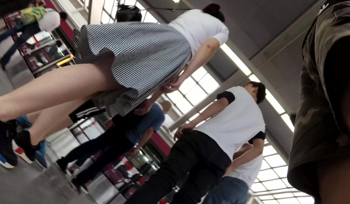 北京地铁商圈CD系列2，掀裙被小姐姐发现差点被打手，大神不怕还继续拍