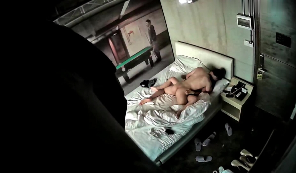 酒店偷拍,男的抓住女孩头发后入用力拍打屁股,姑娘直叫好爽,光听声音你就受不了,准备好手纸再观看吧