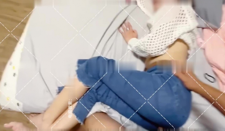 人气泡良大神，【狮子座】，漂亮小少妇，半露脸，牛仔裤撕开插入，鬼哭狼嚎这一通抽插满足了，刺激！