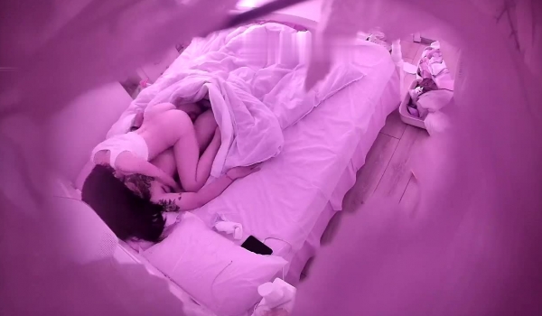 酒店偷拍 ️蜜桃小翘臀靓妹睡醒主动撸硬男友的鸡巴坐在上面爽歪歪