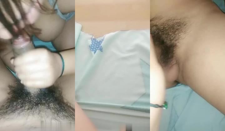 真实紧张刺激的大奶萝莉，趁妈妈睡觉勾引叔叔来上铺偷情做爱，口硬大鸡巴无套插入水多冒白浆，巨乳晃的