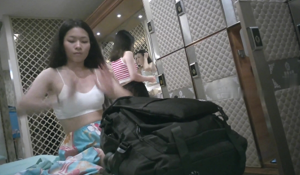 大神潜入温泉洗浴会所更衣室偷拍美女奶子上纹身的颜值女神4K高清版