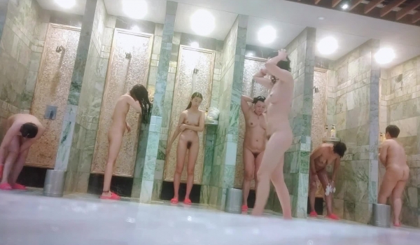一镜到底沉浸式偸拍温泉女宾洗浴区内部春色，有老有少生活中你身边所有女性的身材类型都有，巨乳重毛各