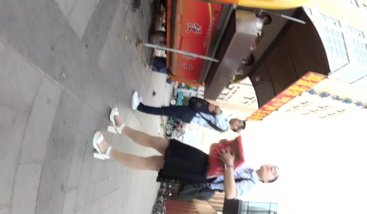 北京地铁商圈CD系列2，掀裙被小姐姐发现差点被打手，大神不怕还继续拍