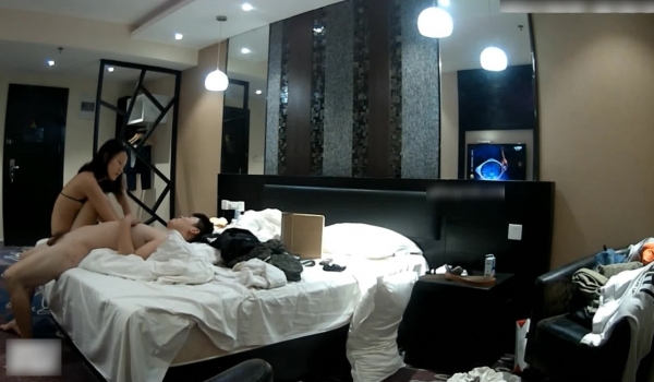 精品酒店偷拍-高挑性感的大长腿美女带着刚才网上买的性感情趣服和男友啪啪,美腿配上性感的小逼太诱人了!