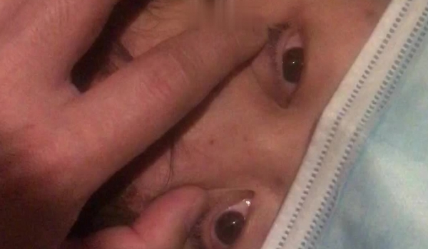 《精品刺激迷奸福利》变态大神酒吧搭讪农村进城打工的叛逆小妹身材不错，不走寻常路开房约炮喜欢死猪玩干
